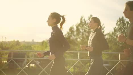 Läuferteam-Am-Morgen-In-Der-Stadt-Joggen-Zwei-Weibliche-Und-Ein-Männlicher-Sportler